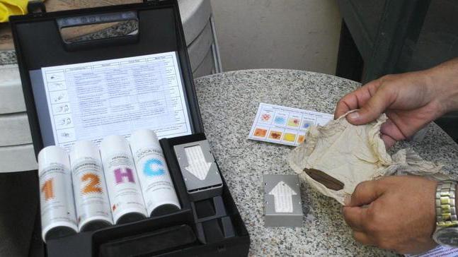 Barista trova droga nascosta in un’aiuola