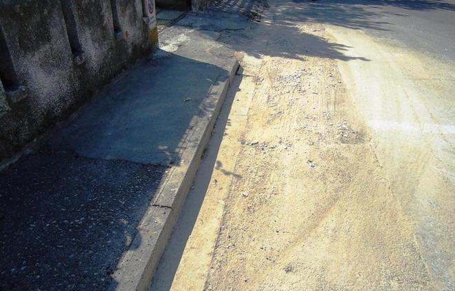 In via Busoni spreco di acqua e lavori fatti male 