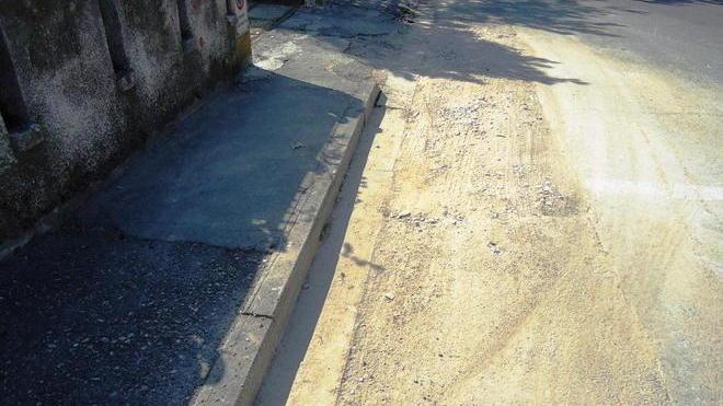 In via Busoni spreco di acqua e lavori fatti male