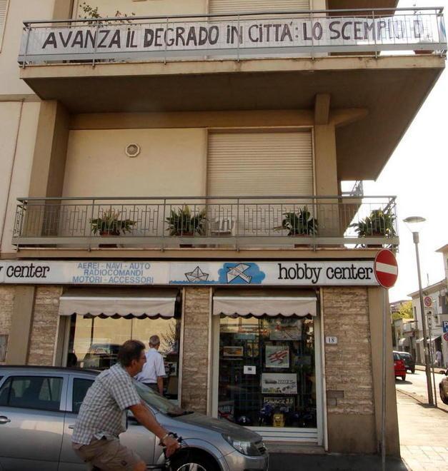 Striscione di protesta in via Masini