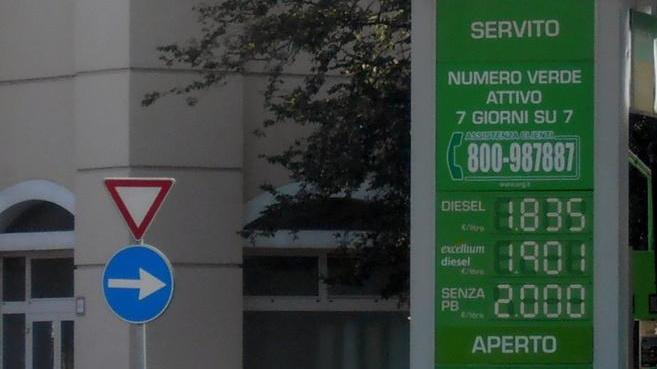 La benzina oltre ogni record: è a quota 2 euro al litro