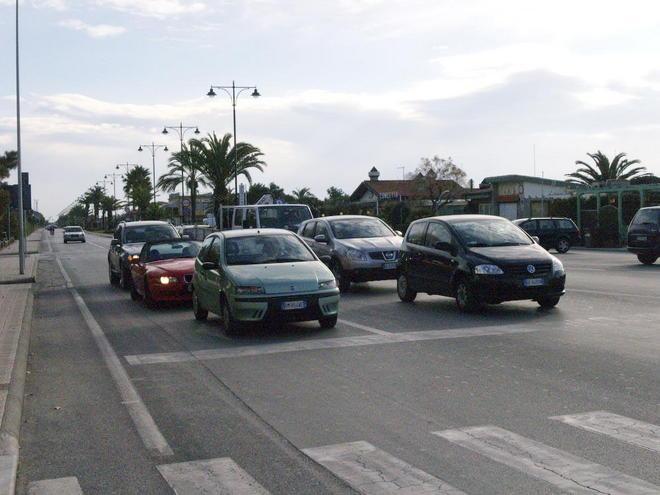 Sbanda e butta giù una fila di scooter: rischia il linciaggio 