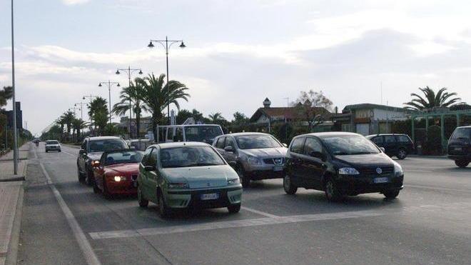 Sbanda e butta giù una fila di scooter: rischia il linciaggio