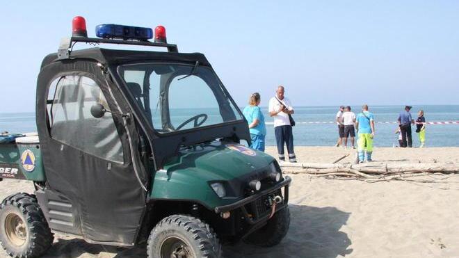 Trovato morto sulla spiaggia di Marina di Vecchiano, è un suicidio
