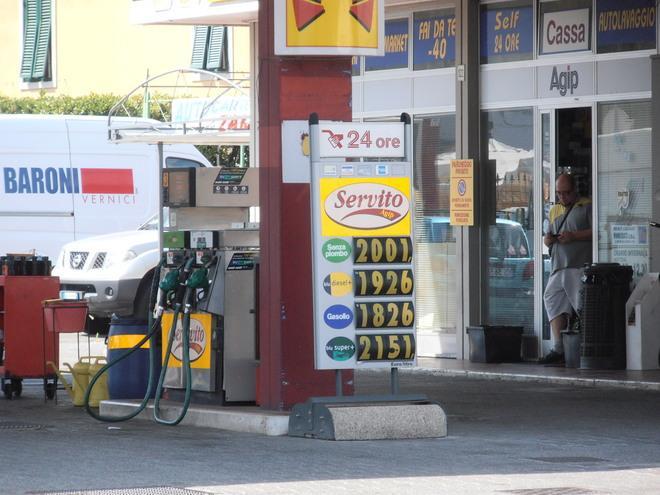 Benzina, rincaro senza freni: superati i due euro 