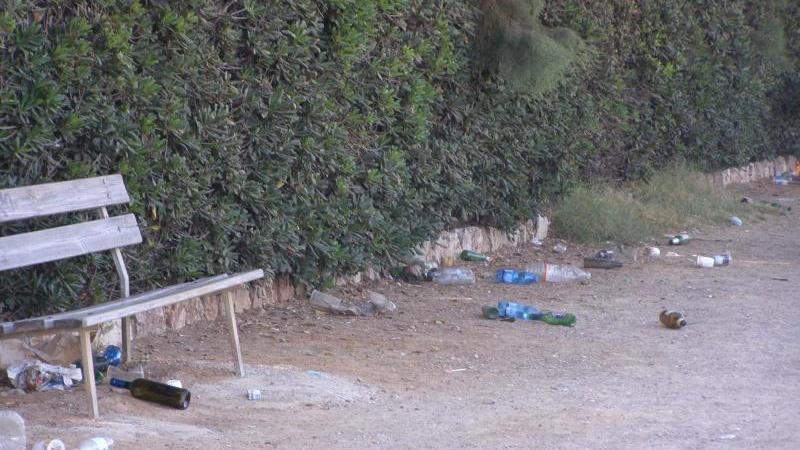 Rifiuti e bottiglie ovunque, il moletto di Ardenza è una discarica 
