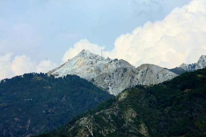 Tre escursionisti bloccati di notte sulle Apuane: salvati dal soccorso alpino del Cai 