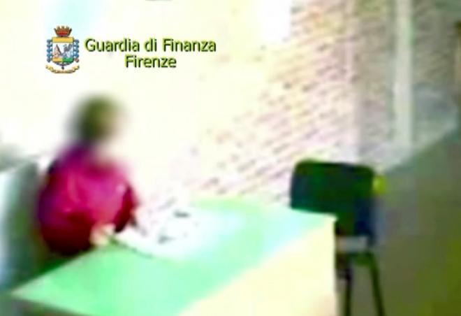 Giudizio immediato per la bidella che fingeva di essere cieca 