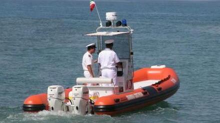 Macchia verde nel mare tra Cinquale e Marina di Massa, stop ai bagni