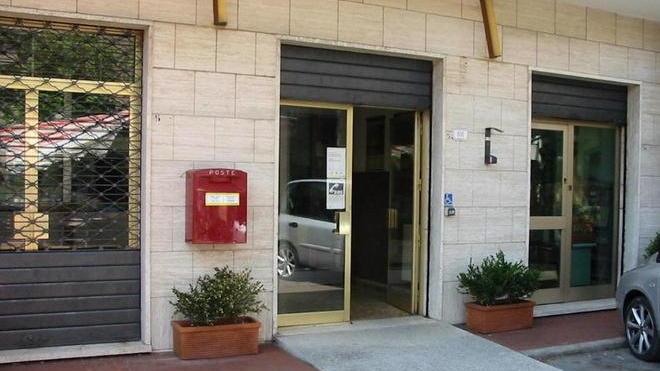 Via alla raccolta di firme per salvare le Poste