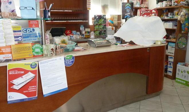 Malviventi in una tabaccheria alla Fontina