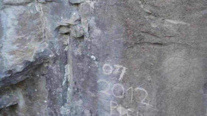 Deturpati da un vandalo i graffiti antichi di Limano