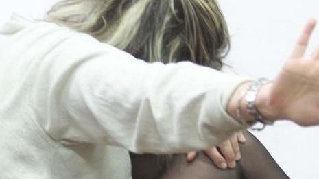 Donne picchiate anche davanti ai figli, denunciati i mariti