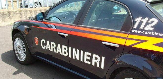 I cognati sparlano di lui Entra in casa e li picchia 