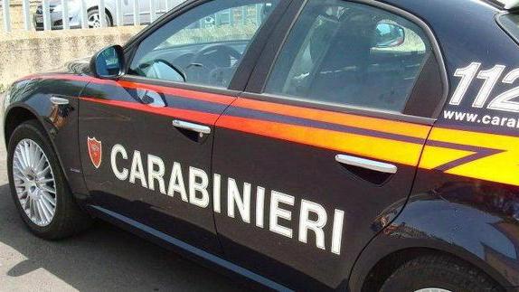 I cognati sparlano di lui Entra in casa e li picchia