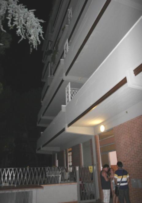 Vola dal quarto piano, grave ragazzina 