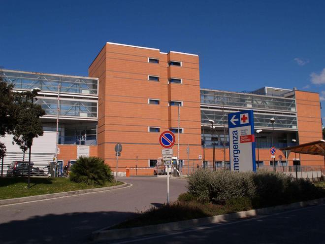 Rissa a colpi di caschi per una precedenza 