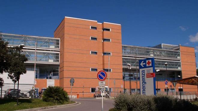 Rissa a colpi di caschi per una precedenza