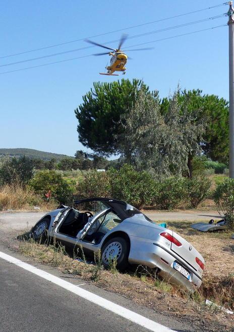 Si schiantano nel fosso con l’auto: grave una coppia