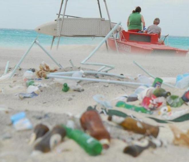Bottiglie rotte e vetri Maxi-multe sulle spiagge 