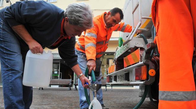 Manca l’acqua, Campiglia rifornita con l’autobotte
