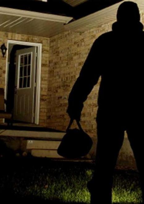 Scambia i ladri per la moglie e gli svaligiano la casa 