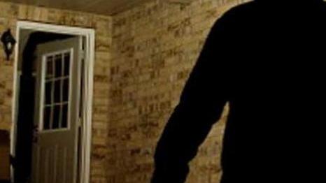 Scambia i ladri per la moglie e gli svaligiano la casa