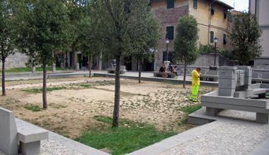 Diventano vandali per giocare a calcio in piazza dei Caduti 