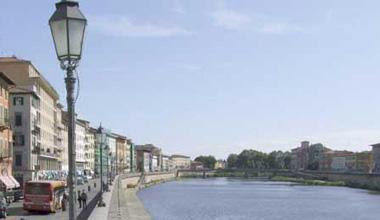 Ubriaco corre sulle spallette dell’Arno, salvato un turista francese 