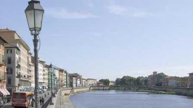 Ubriaco corre sulle spallette dell’Arno, salvato un turista francese