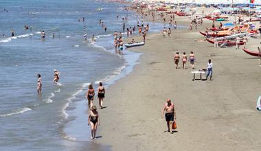 Malore in mare a Marina di Pietrasanta, muore un anziano 