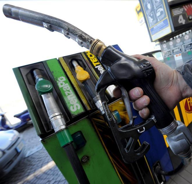 Benzina, il prezzo balla intorno ai 2 euro 