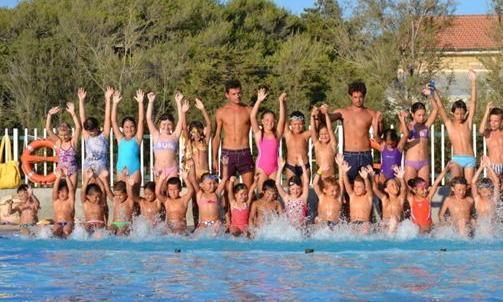 Magico nuoto, l’idea di successo di due bagnini