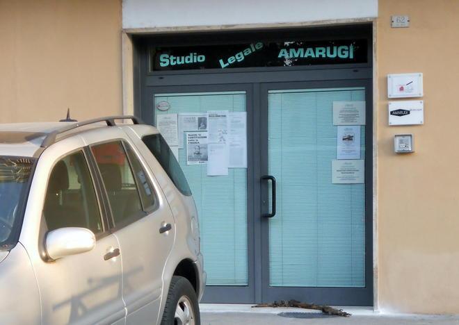 Carcassa di animale davanti alla porta di uno studio legale 