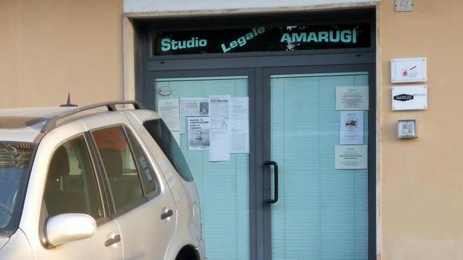 Carcassa di animale davanti alla porta di uno studio legale