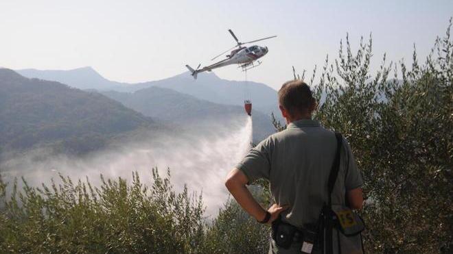 A fuoco i boschi della Lucchesia
