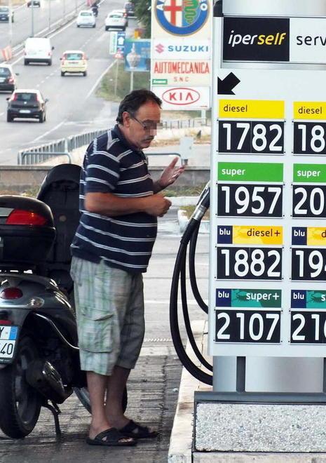 Benzina alle stelle ora quattro impianti superano i 2 euro 