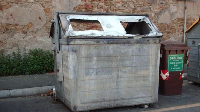 Torna in azione il piromane dei cassonetti: cinque incendi