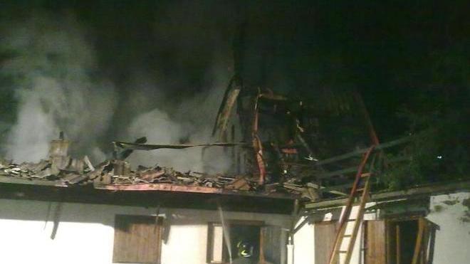 Notte di fuoco a Montepiano Uno chalet distrutto dalle fiamme