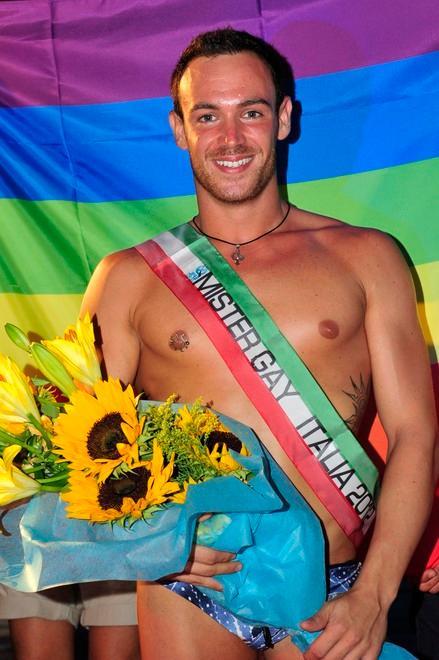 La fascia di Mister Gay a un papà di 24 anni 