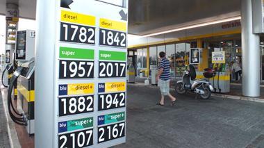 Caro-benzina record oltre quota 2 euro Come risparmiare