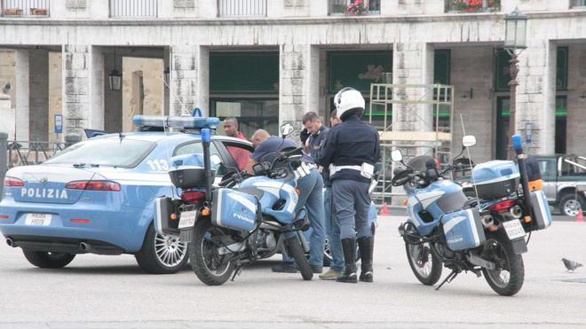 Rompe il vetro di un’auto e ci dorme dentro: denunciato