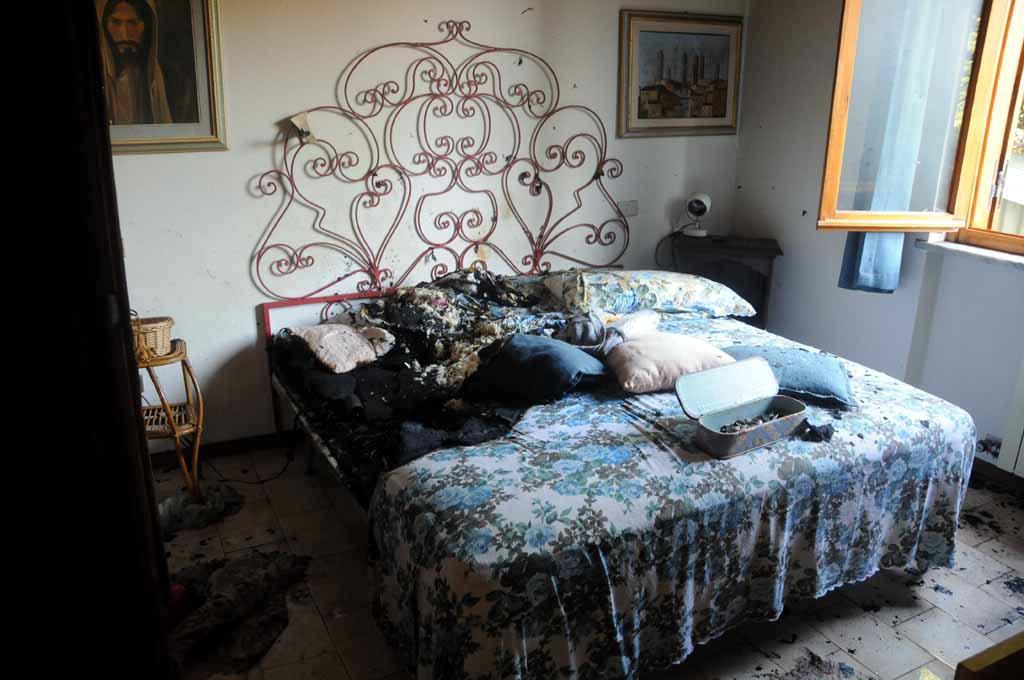 Non trovano i soldi e le bruciano la casa 