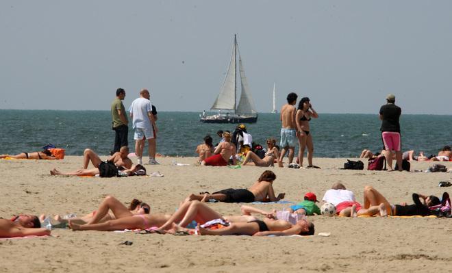 Ladro da spiaggia arrestato: si era aggrappato a una boa 
