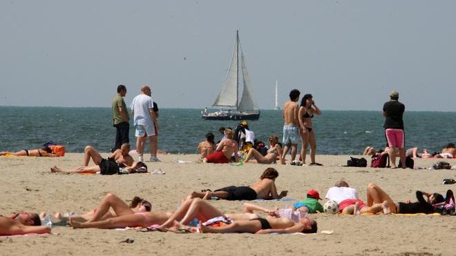Ladro da spiaggia arrestato: si era aggrappato a una boa