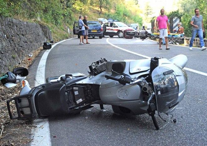 Scontro frontale in curva tra motociclisti 