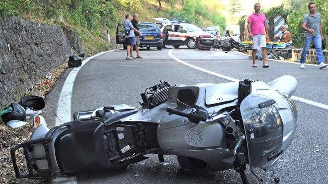 Scontro frontale in curva tra motociclisti