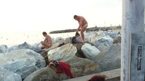 Nudisti al moletto d’Ardenza per il bagno al tramonto