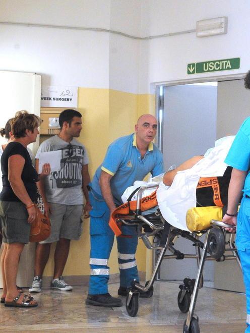 Massacrato di botte e investito dai ladri 