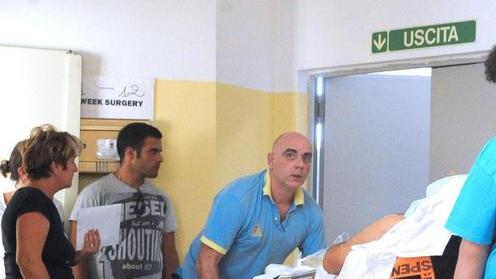 Massacrato di botte e investito dai ladri